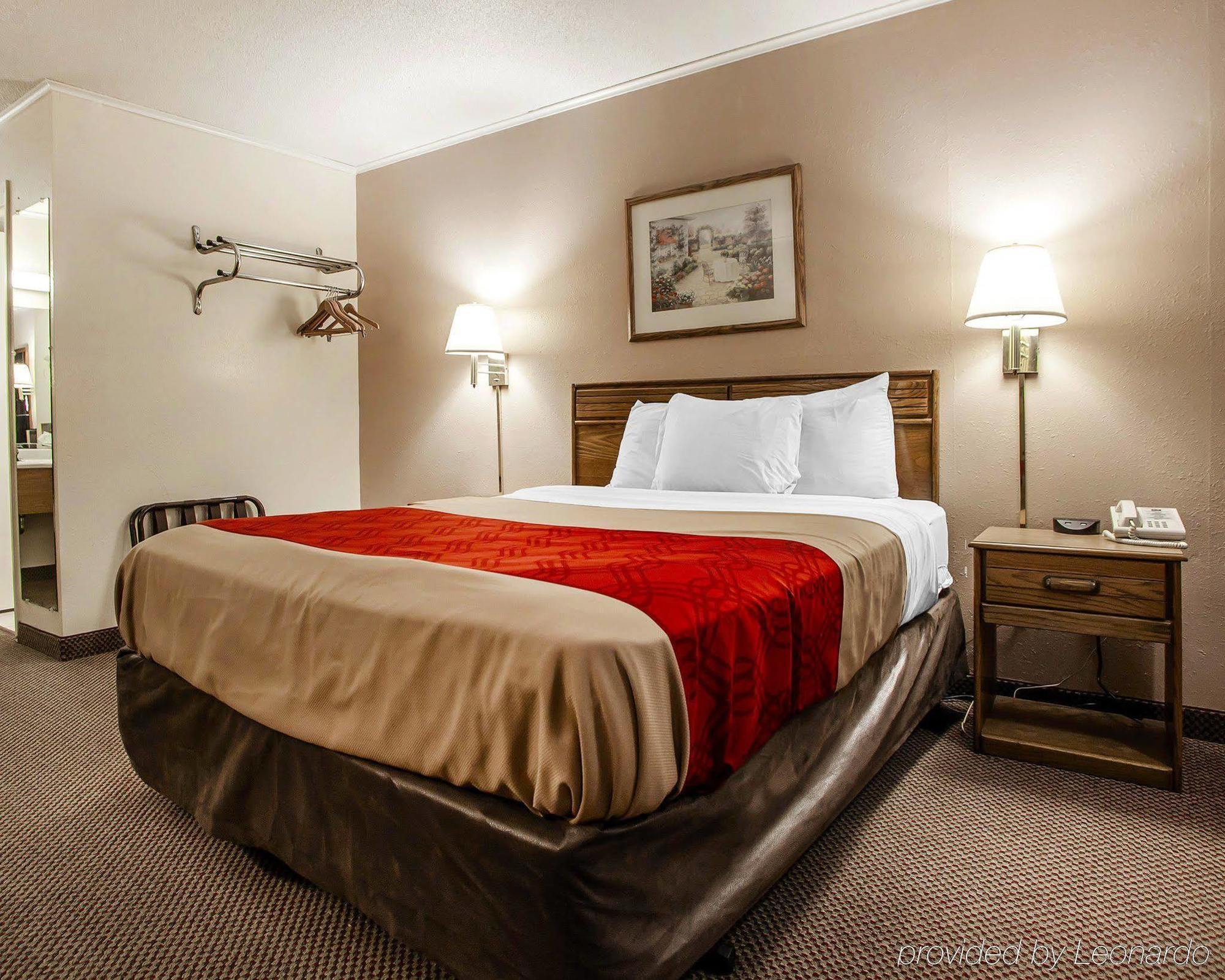 Econo Lodge Inn & Suites Ньютон Екстер'єр фото